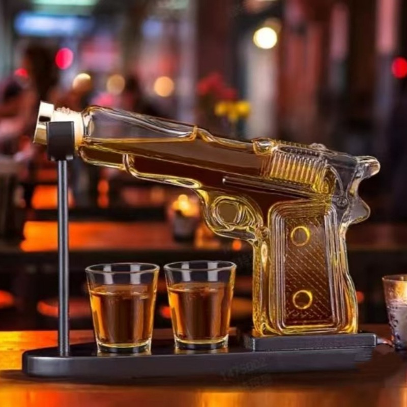 Pistol Shape Whiskey Decanter  - Home Bar Setup reseña y precio